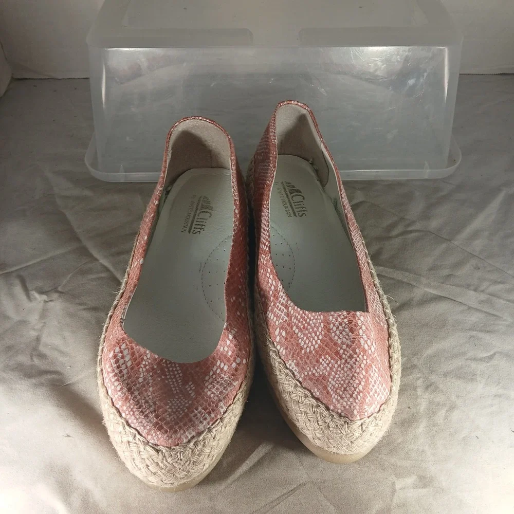 Cliffs by White Mountain Cooler Flats 8M Pink Snakeskin Espadrille‎ Slip On Boho